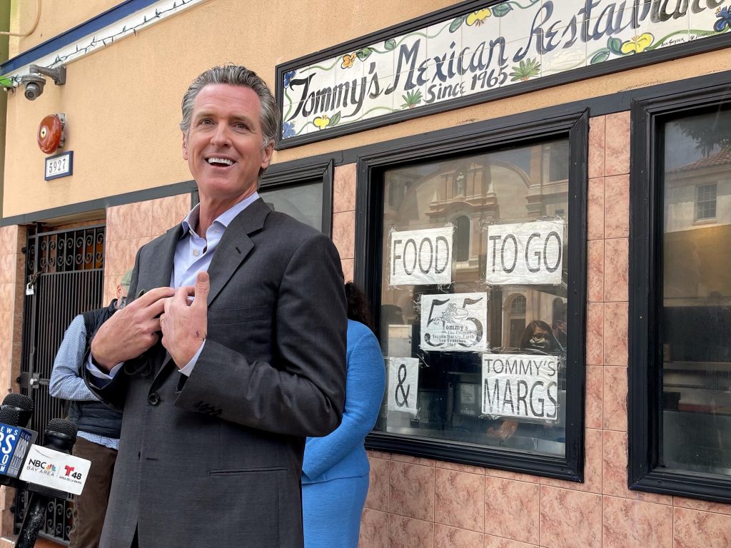 Gov Newsom in front of restaurant