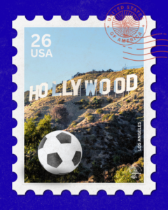 Una imagen del letrero de Hollywood con un bal�n de f�tbol.